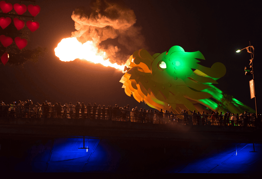 The dazzling Dragon Bridge fire show leaves a lot of local and international visitors in awe (Source: Canva)